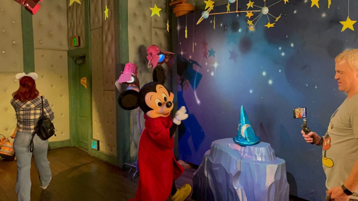 Mickeys House and Movie Barn Disneyland Toontown March 2023 00009
