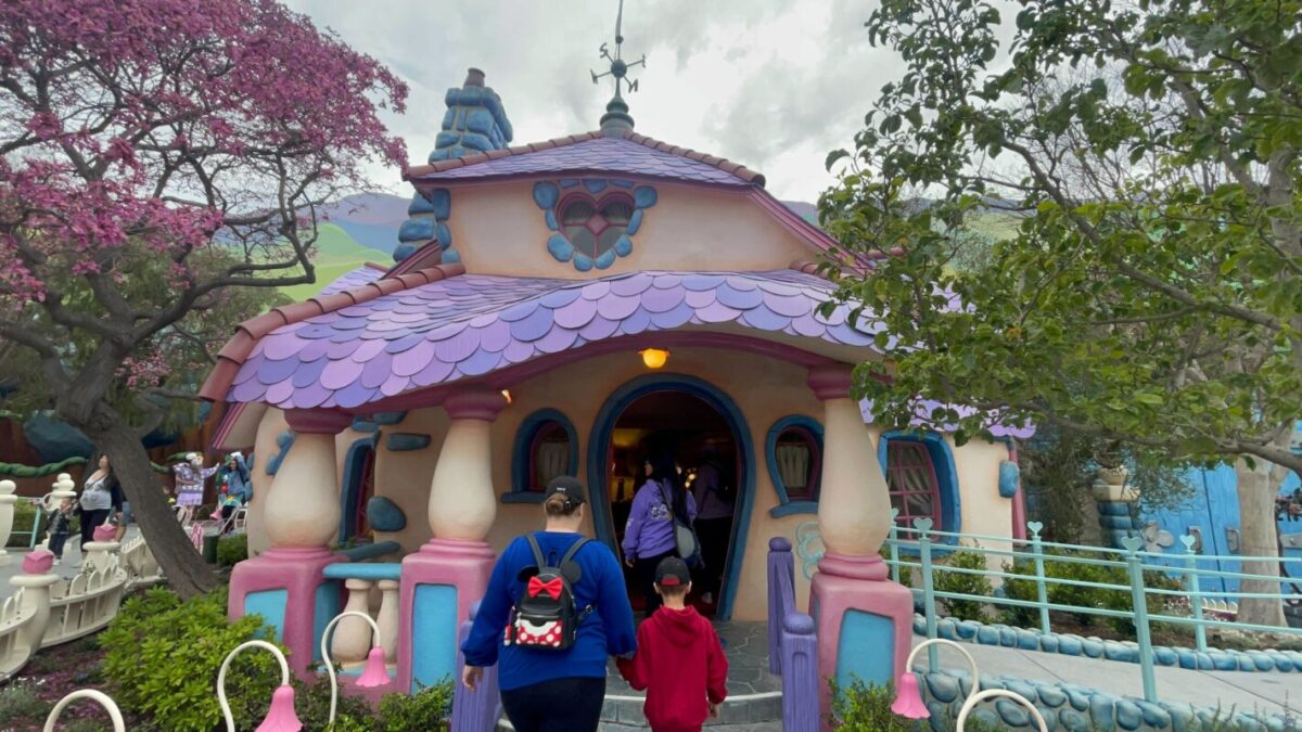 Minnies House Disneyland Toontown March 2023 00001