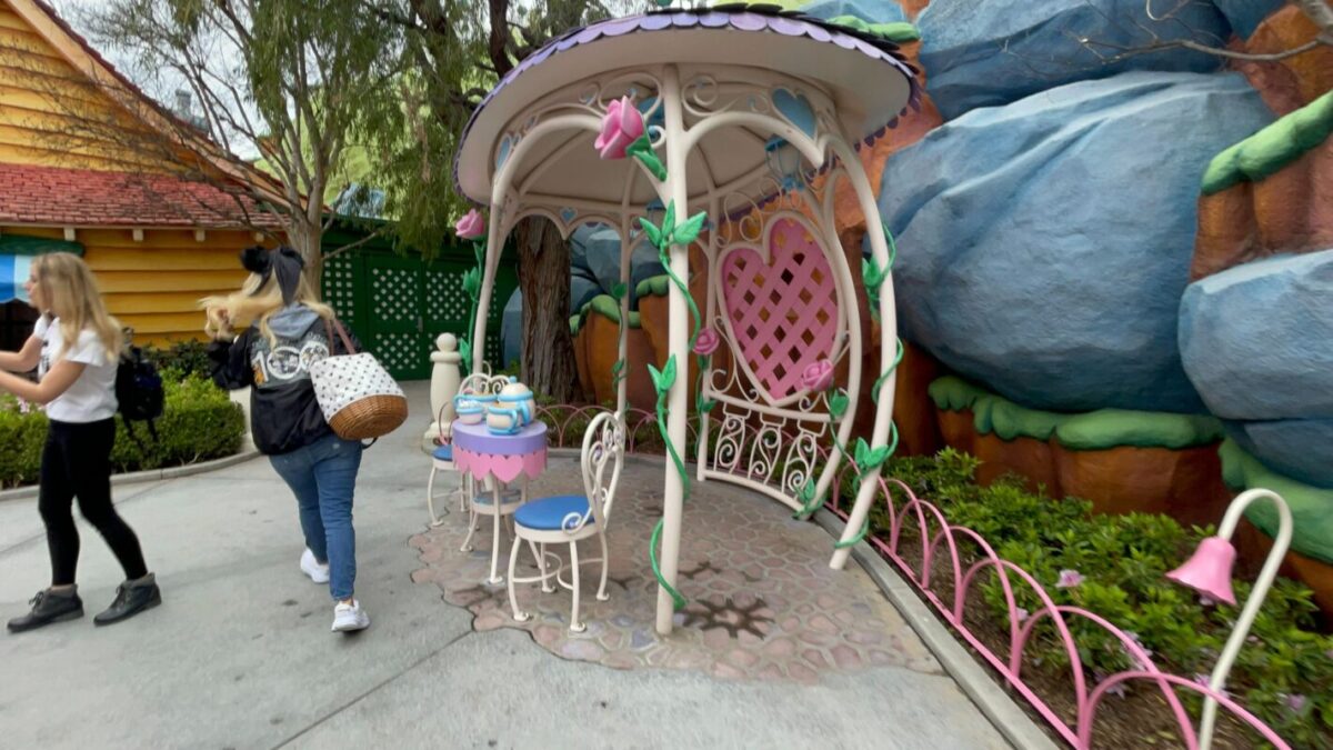 Minnies House Disneyland Toontown March 2023 00008