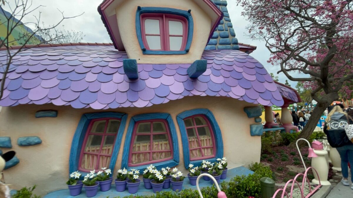 Minnies House Disneyland Toontown March 2023 00009