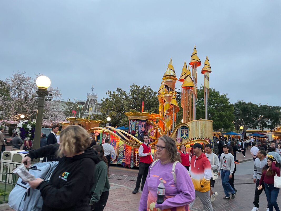 DLR DL Magic Happens parade float stuck on MSUSA 4