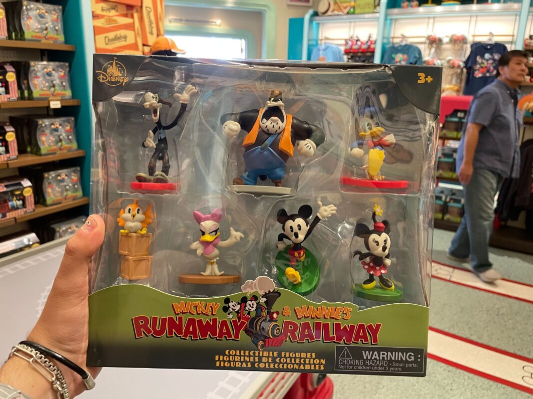 New Pins and Figurines - Mickey & Minnie's Runaway Railway - Mickey's Toontown - Disneyland 00007