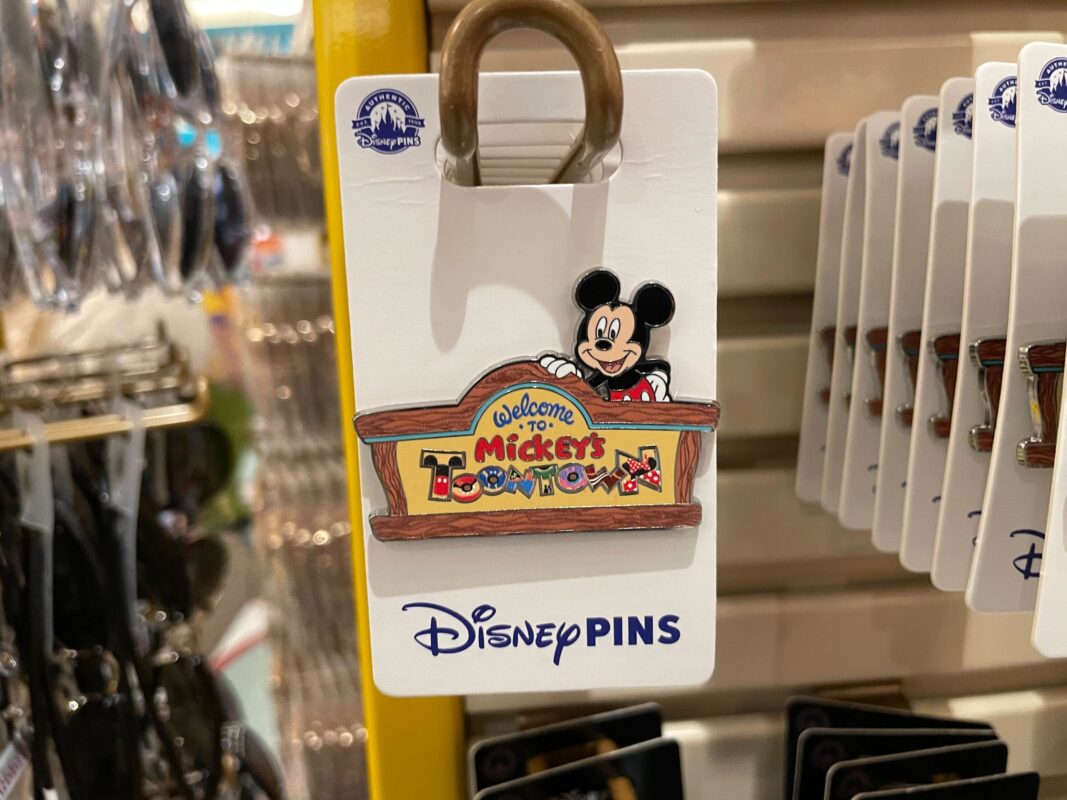 New Pins and Figurines Mickey Minnies Runaway Railway Mickeys Toontown Disneyland 00008