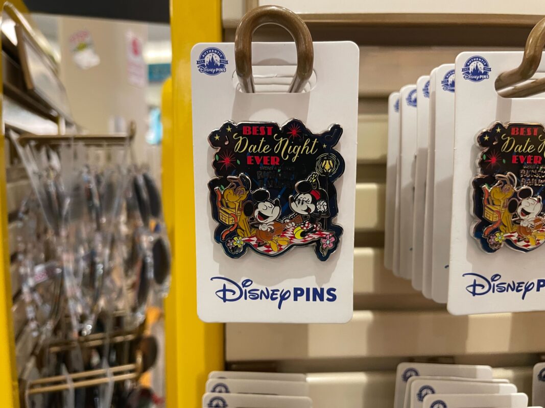 New Pins and Figurines Mickey Minnies Runaway Railway Mickeys Toontown Disneyland 00009