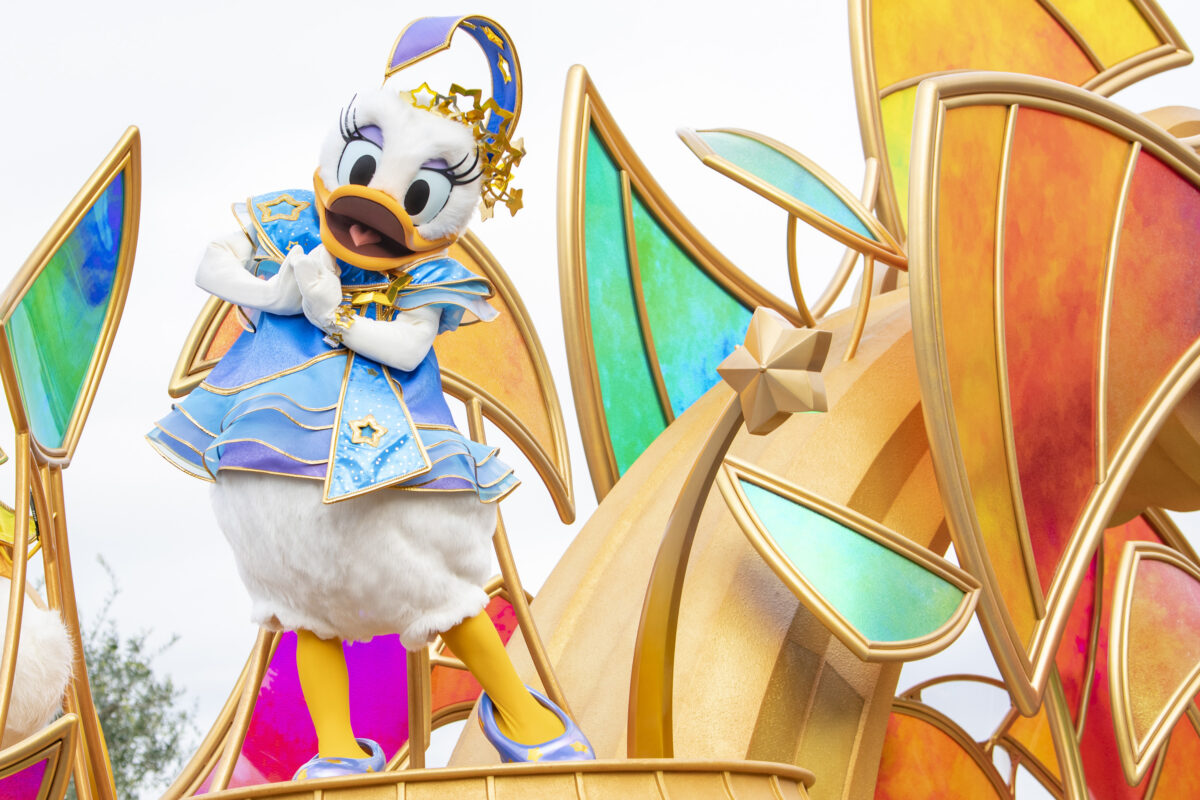 Tokyo Disneyland Disney Harmony in Color Daytime Parade Debut 00029