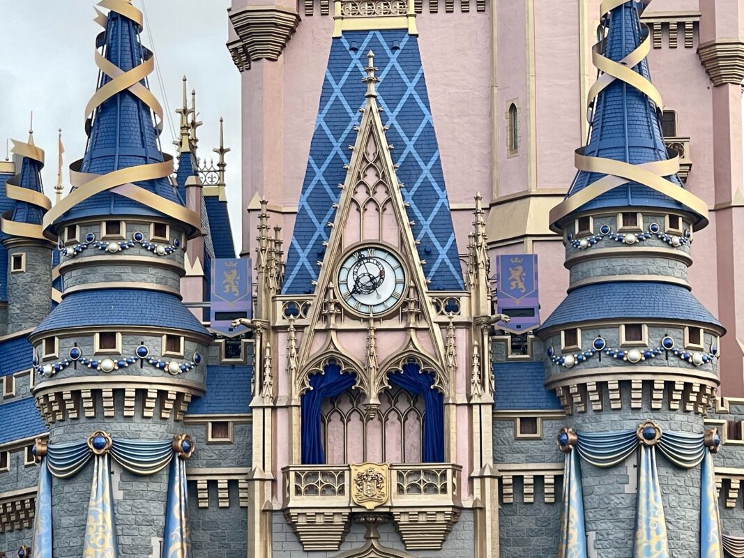 WDW MK Cinderella Castle no medallion 1 1