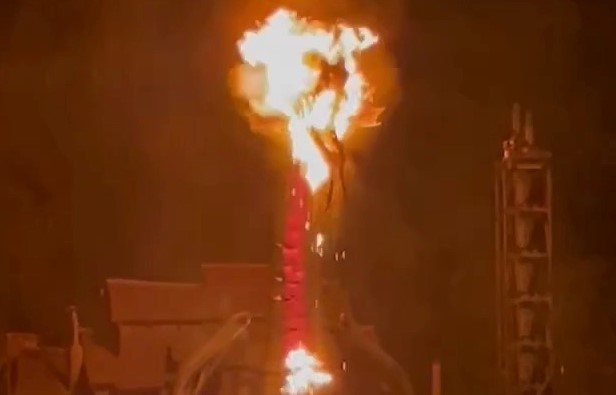 maleficent dragon catches fire fantasmic disneyland 1